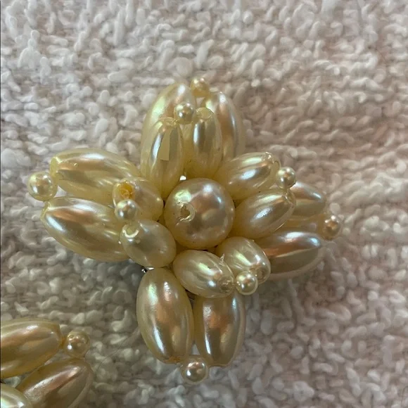 Elegant Cream Pearl Clip-On Earrings - Picture 4 of 4